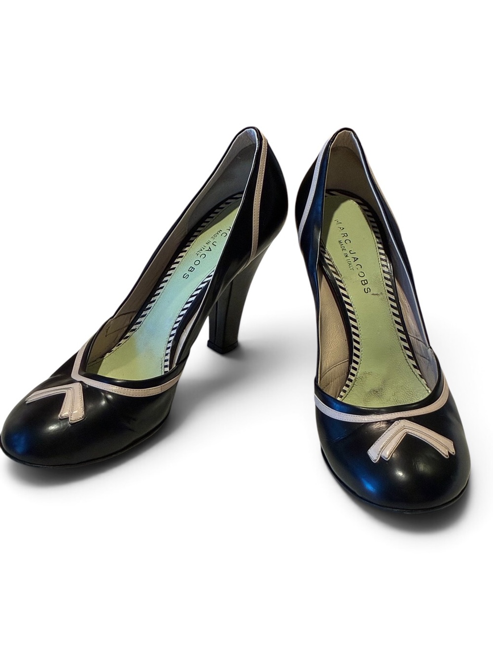 Marc Jacobs vintage round toe leather pumps. Blk with cream trim. Sz 40